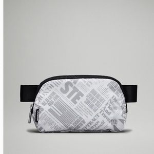 🆕 LULULEMON Everywhere Belt Bag 1L * Manifesto Print- NWT
